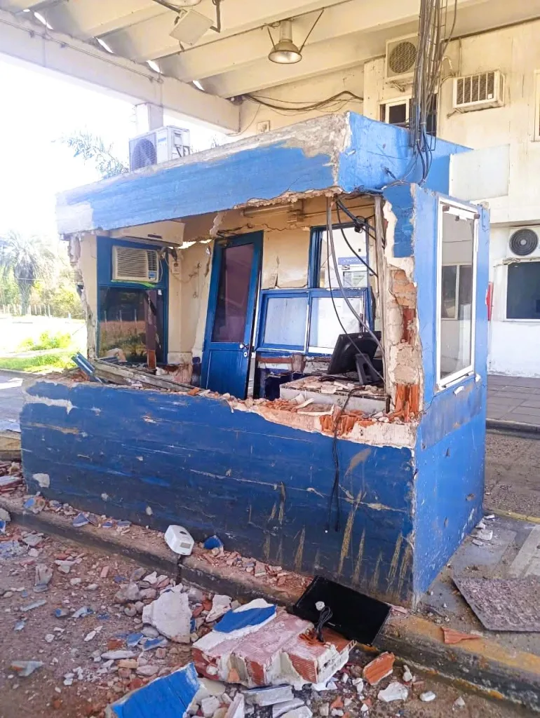Camión chocó una garita de peaje en la autovía Gervasio Artigas