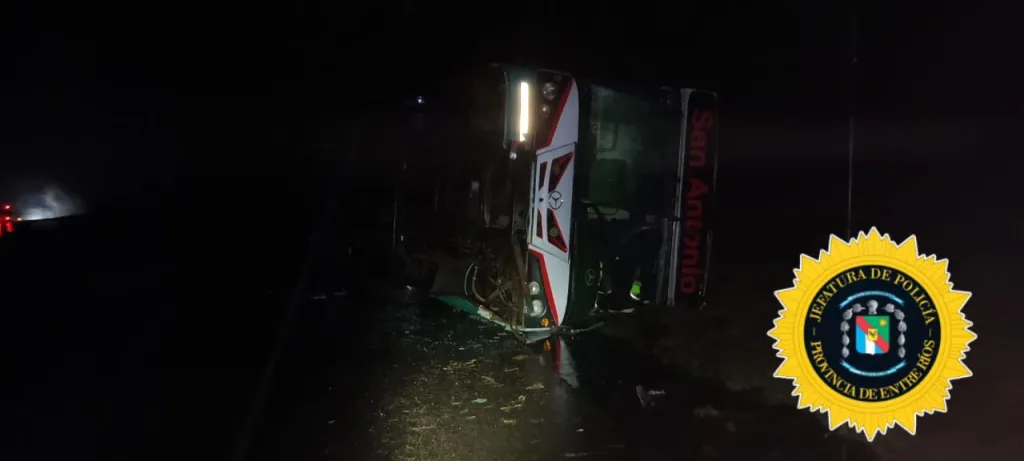 Volcó un colectivo con trabajadores rurales en plena Ruta 14