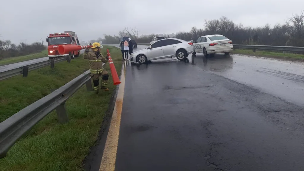 Despiste en la Autovía 12: un auto chocó contra el guardarrail en medio de la lluvia