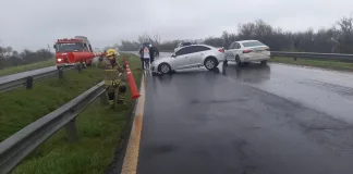 Despiste en la Autovía 12: un auto chocó contra el guardarrail en medio de la lluvia