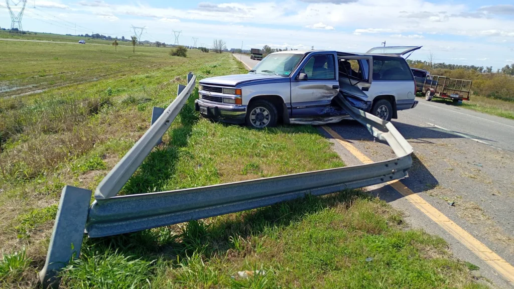 Despiste en la Autovía 14: una camioneta impactó contra un guardarraíl y quedó incrustada