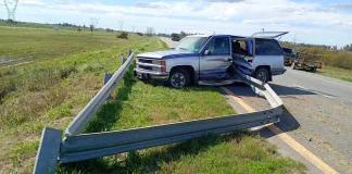 Despiste en la Autovía 14: una camioneta impactó contra un guardarraíl y quedó incrustada