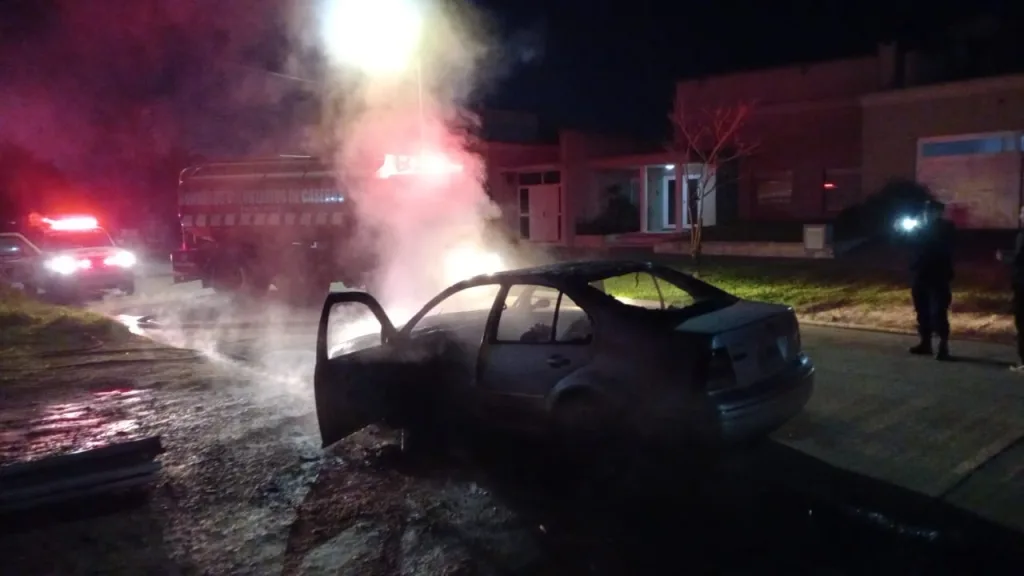 Se incendió un vehículo en Caseros: las perdidas fueron totales