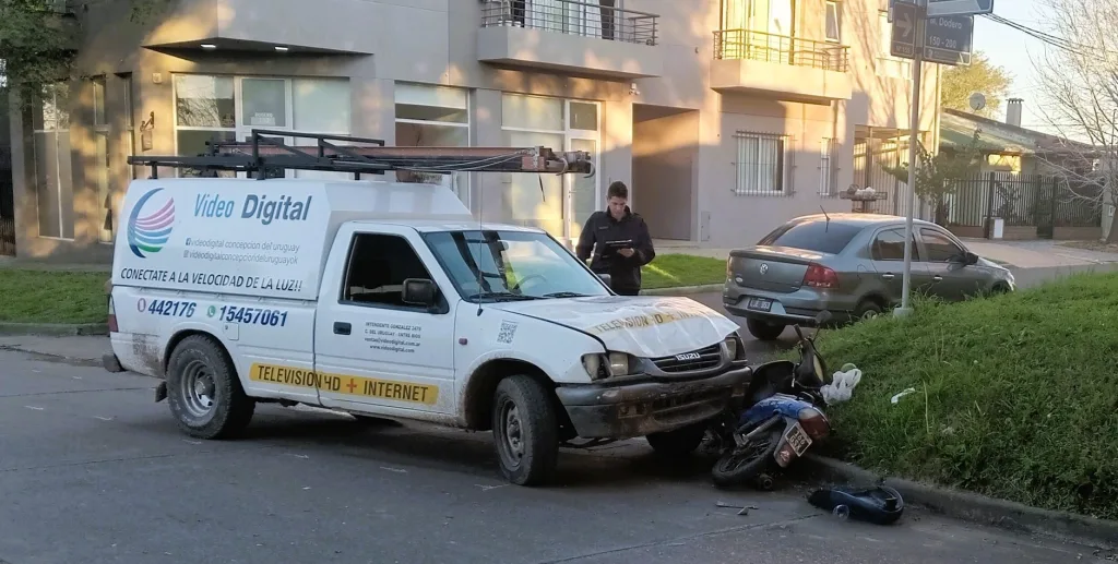 Motociclistas hospitalizados tras ser embestidos por una pick-up