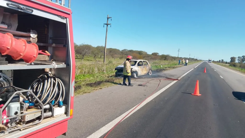 Se incendió un vehículo en la Autovía 14: Cuatro personas resultaron ilesas