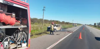 Se incendió un vehículo en la Autovía 14: Cuatro personas resultaron ilesas