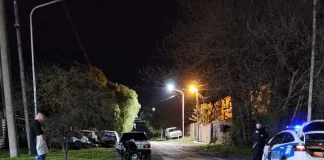 Choque entre un auto y una moto deja a un menor con lesiones leves