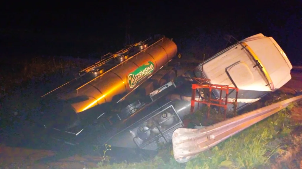 Impactante despiste de camión en la Autovía 12: terminó en un zanjón y volcó el acoplado
