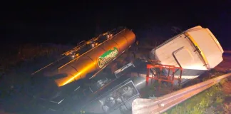 Impactante despiste de camión en la Autovía 12: terminó en un zanjón y volcó el acoplado