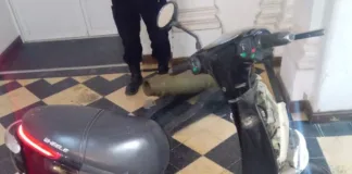 Policía recupera moto eléctrica robada y detiene a dos menores en el barrio Mosconi