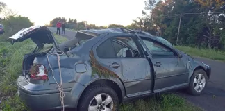 Vuelco en Ruta 18: un vehículo despistó y terminó con sus ruedas hacia arriba