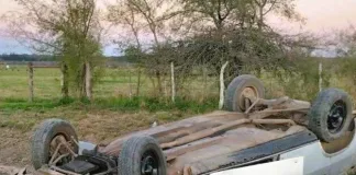 Villa Elisa: Vuelco en camino vecinal «Cuatro ocupantes con golpes tras accidente»