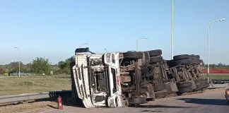 Colón: Vuelco de camión en la rotonda del cruce de la Ruta 135