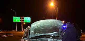 Despiste en Colonia Elía: una camioneta impactó contra el guardarraíl en la rotonda del peaje