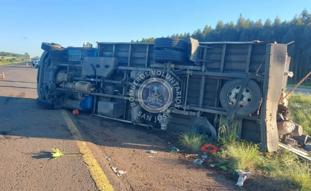 Vuelco de un camión sobre la Autovía Gervasio Artigas