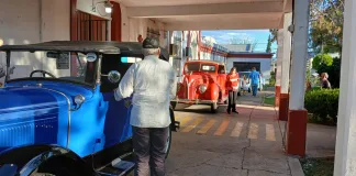 Abuelas del Hospitalito disfrutaron de un paseo en los autos antiguos