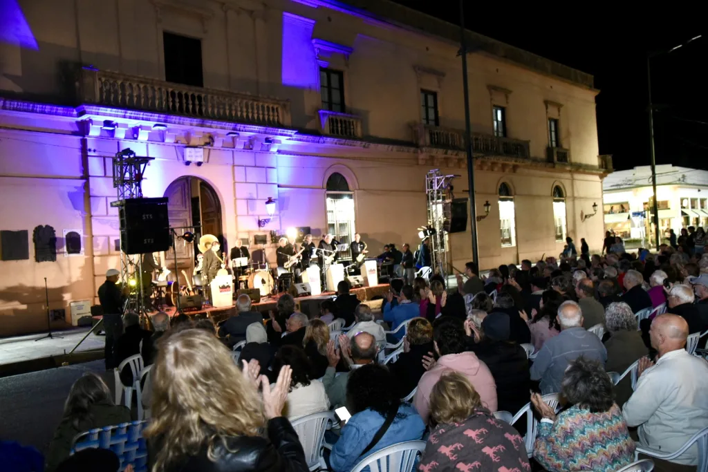 Una noche plena de jazz frente al histórico Colegio Urquiza