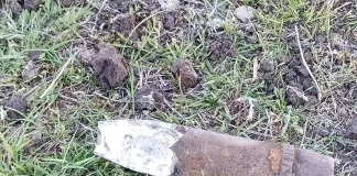 Detonan un proyectil de artillería hallado en un campo de Santa Elena