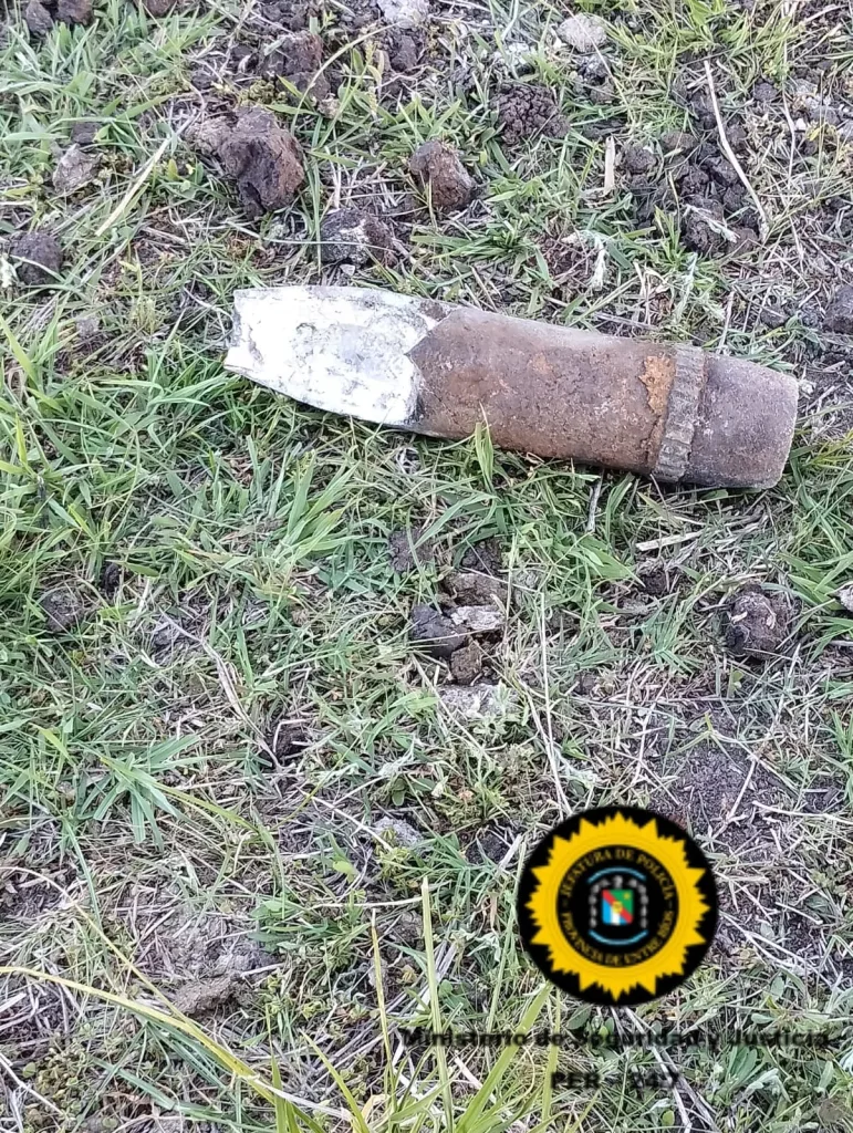 Detonan un proyectil de artillería hallado en un campo de Santa Elena