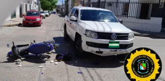 Choque en esquina céntrica involucra a moto y camioneta