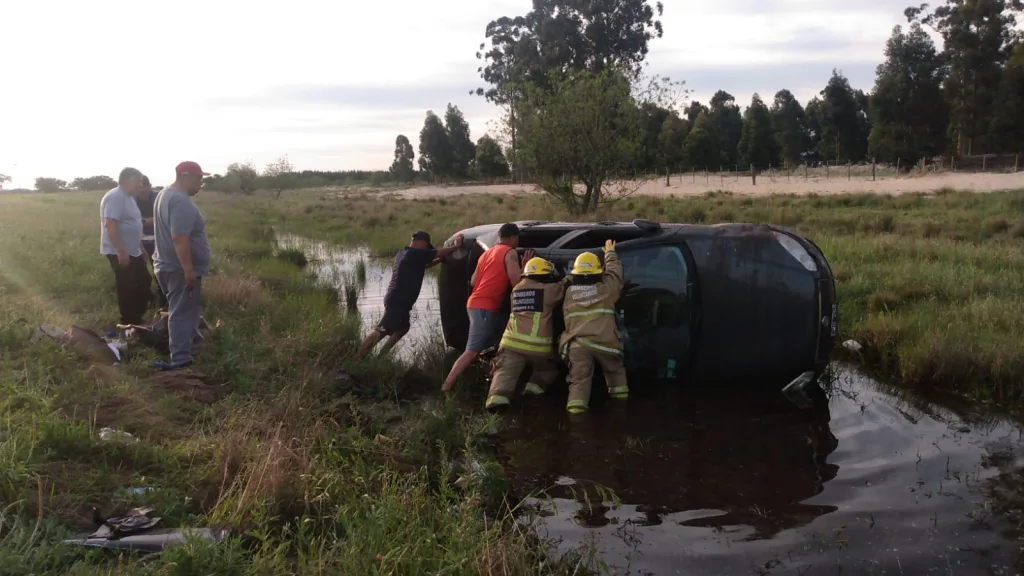 Vuelco en Ruta 12: dos heridos tras reventarse un neumático