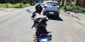 Una motocicleta impactó contra la parte trasera de un auto detenido