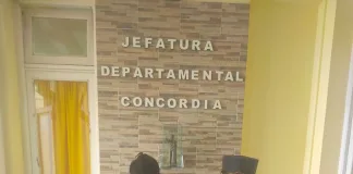 Se pelearon fuera de una escuela y una mujer terminó detenida