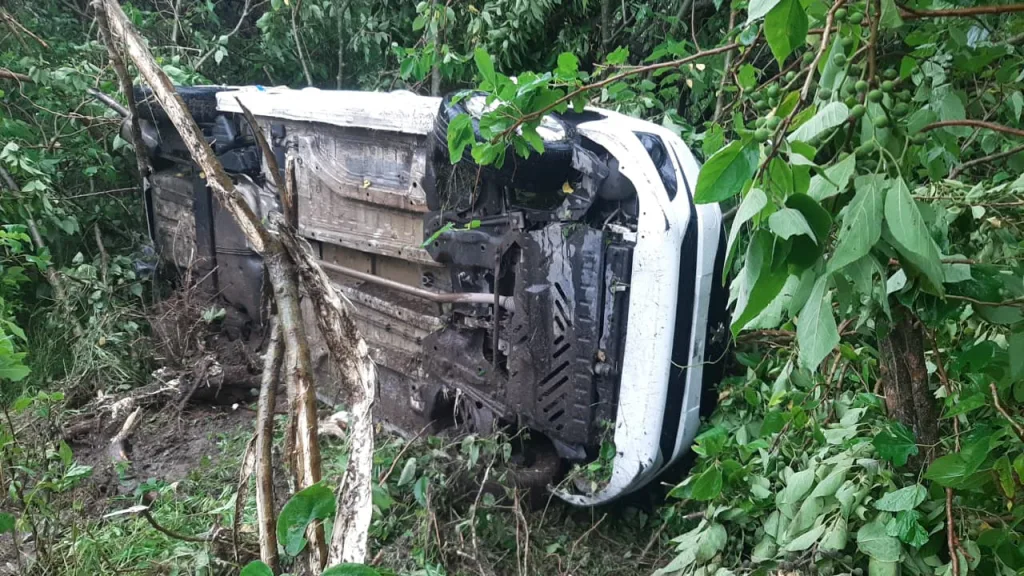 Vuelco en la Autovía N°12: un vehículo terminó contra los árboles tras perder el control bajo la lluvia
