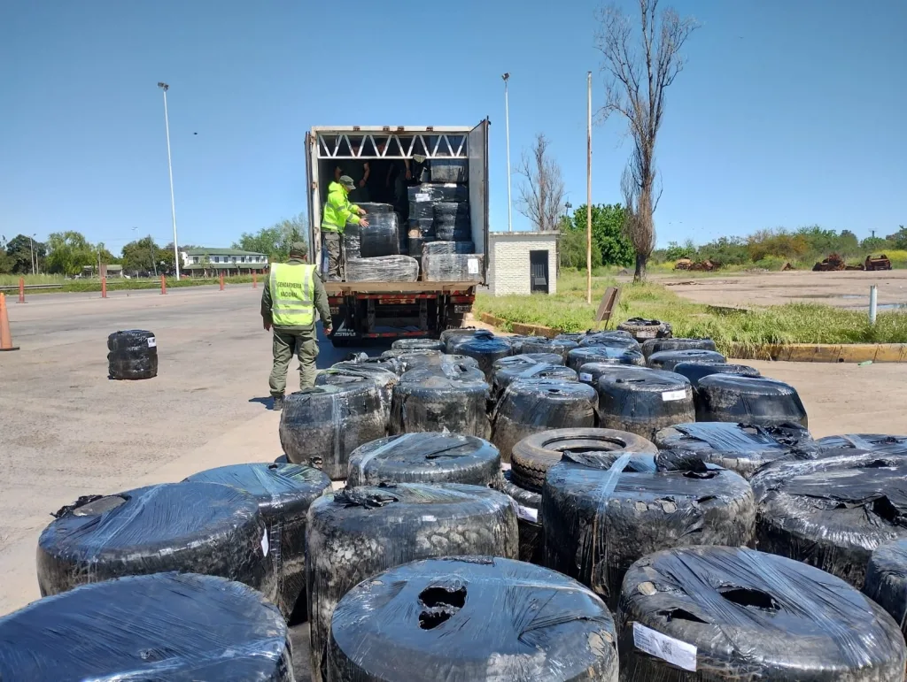 Gendarmería secuestró un gran cargamento ilegal de casi 500 cubiertas