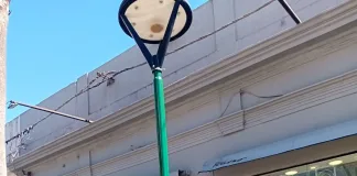 Comenzaron tareas de limpieza y pintura de farolas de la Peatonal