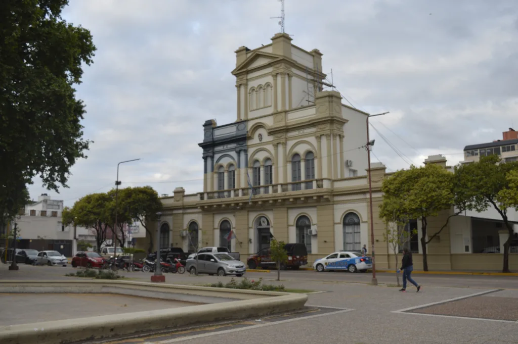 Una mujer fue aprehendida tras agredir a un policía en un local bailable