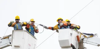 Continúan trabajando para reponer el servicio eléctrico en las zonas afectadas por el temporal