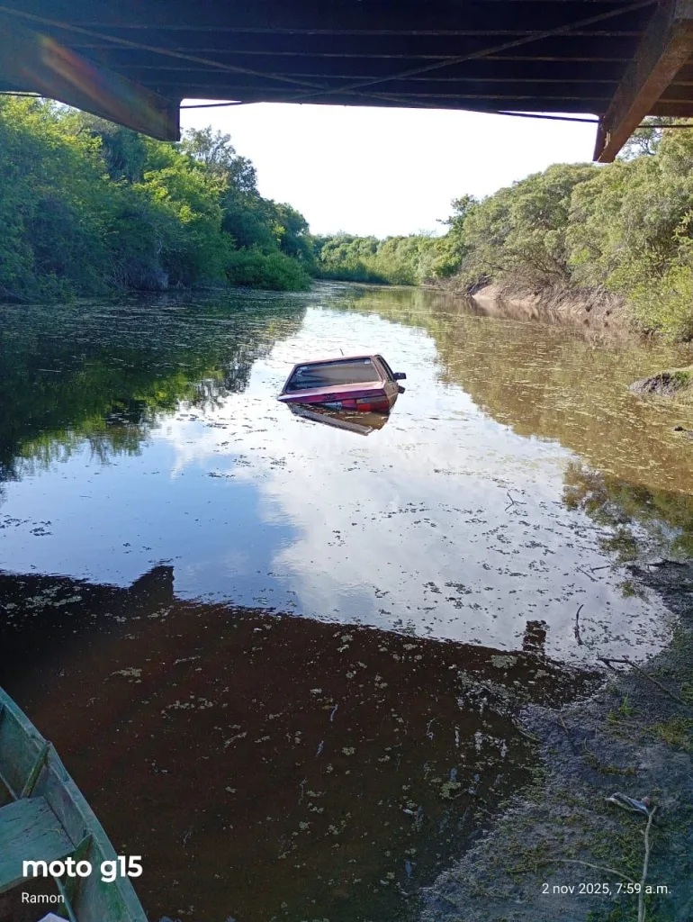 Federal: regreso de la pesca y se encontró con que le habían tirado su auto al arroyo