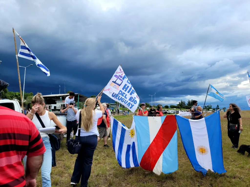 Colón marchó hacia el Puente Internacional pidiendo la no instalación de HIF Global en Paysandú
