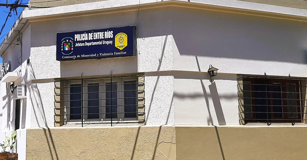 Tres menores fueron sorprendidos dentro del patio de una vivienda deshabitada