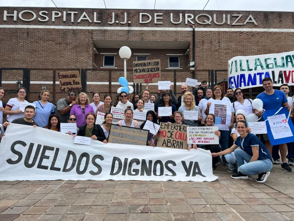 En el Día Nacional de la Enfermería, profesionales marcharon por mejoras salariales y laborales