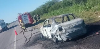 Un automóvil se incendió por completo en la Autovía 14