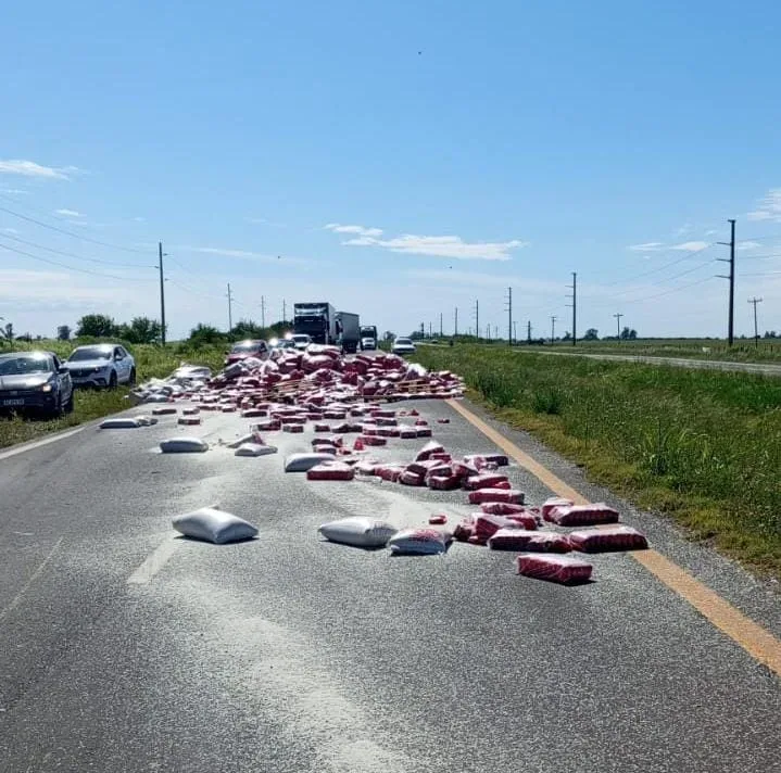 Camión cargado con arroz volcó sobre la Ruta Nacional 18