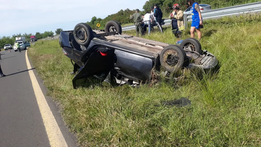 Vuelco en la Autovía 12: un vehículo con cinco ocupantes protagonizó un siniestro vial cerca de Ceibas