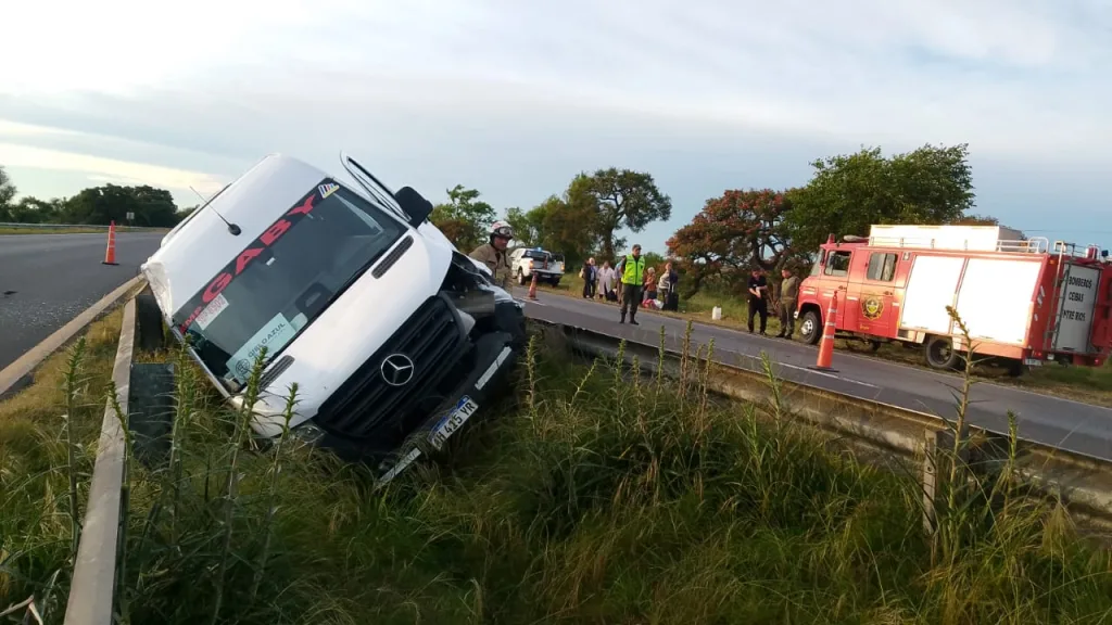 Siniestro en la Autovía 12: una combi con 15 pasajeros volcó