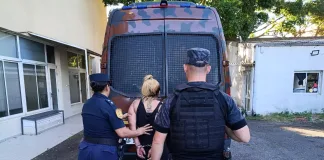 Mujer detenida por agredir a un funcionario policial durante un operativo