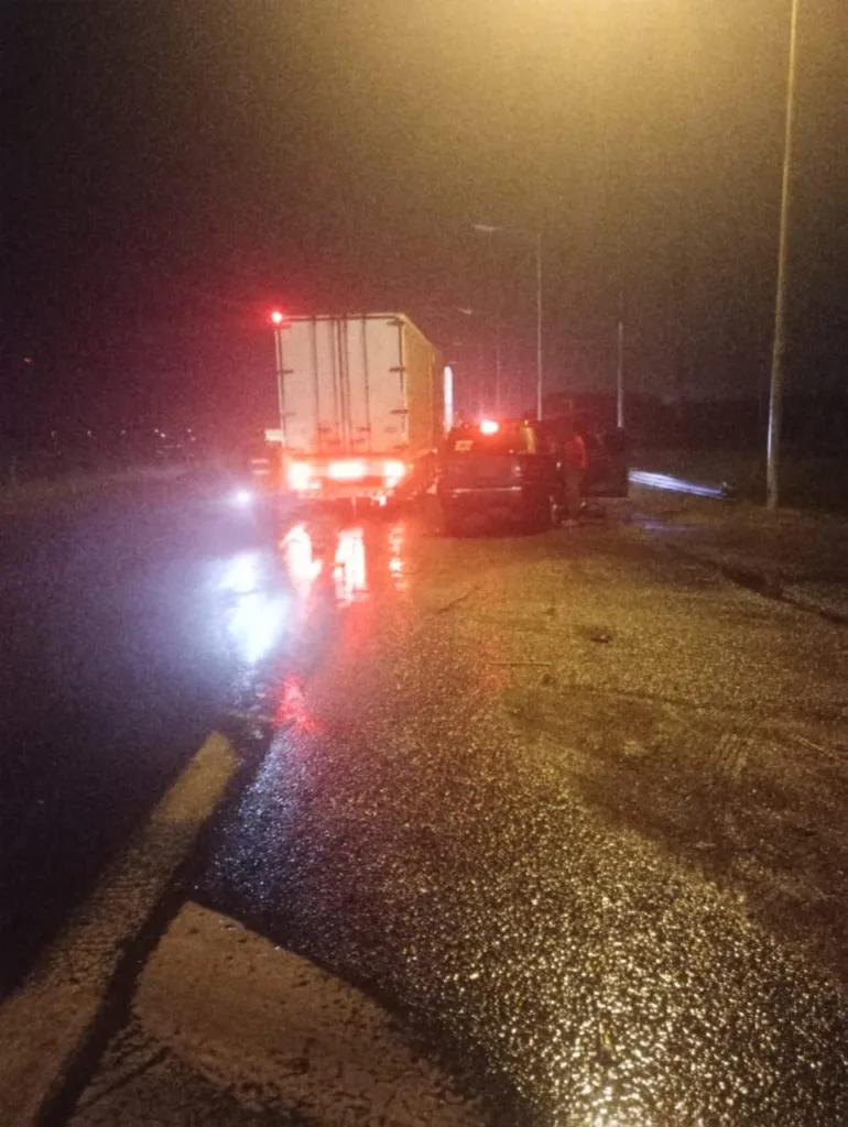 Siniestro vial en Autovía Artigas: colisión entre un camión y una camioneta