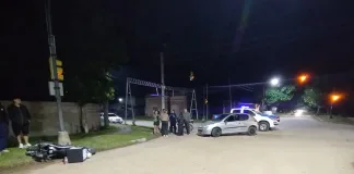 Choque entre un auto y una moto deja una mujer con lesiones leves