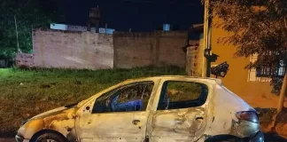Automóvil se Incendió por completo en plena madrugada