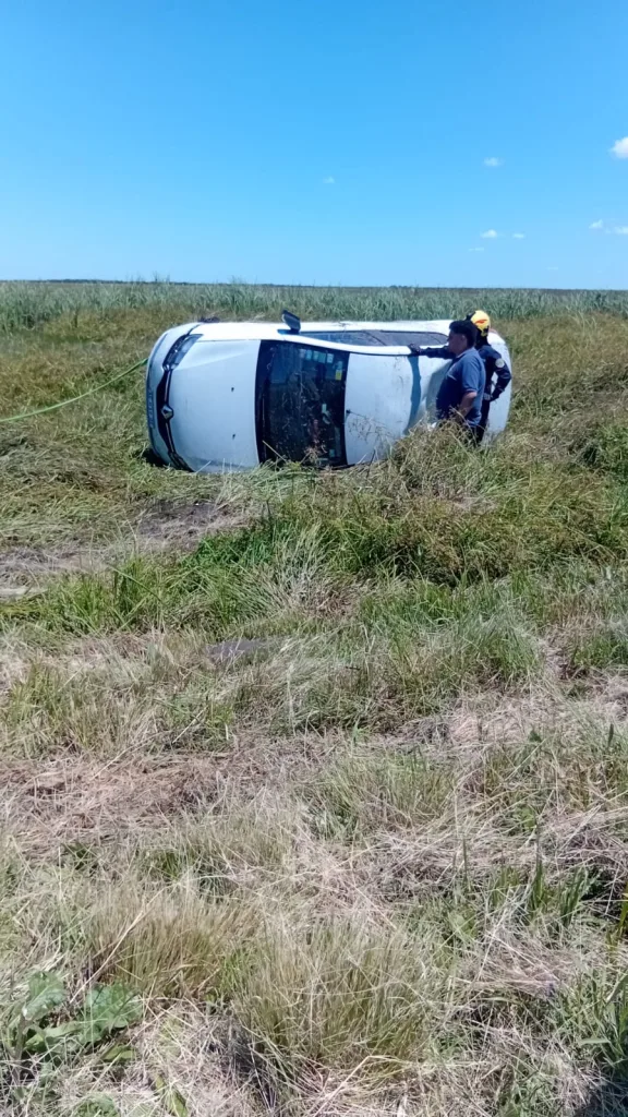 Vuelco en Ruta 12: un Renault Logan terminó fuera de la calzada a la altura de Médanos