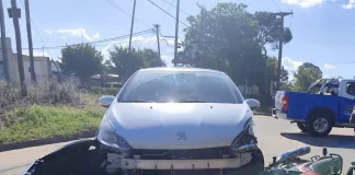 Motociclista sufre fractura tras ser embestido por un automóvil