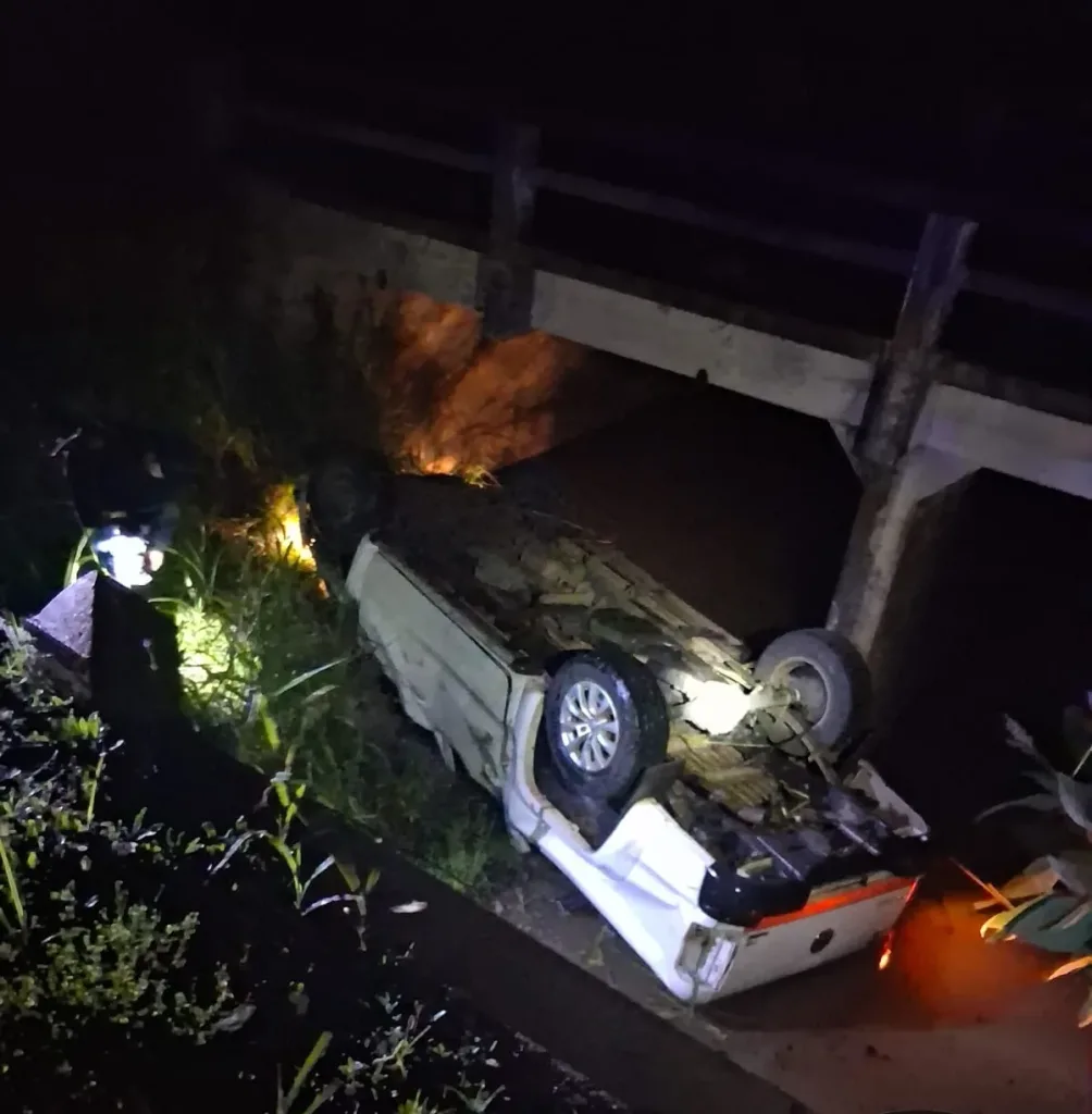 Una camioneta despistó y cayó al vacío desde un puente sobre la Ruta 18