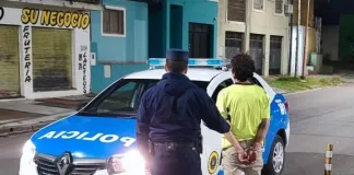 Detienen a un hombre que robó un estéreo de un vehículo y fue atrapado mientras huía