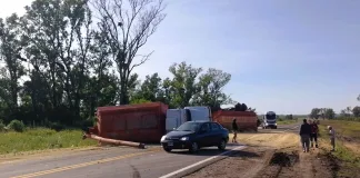 Vuelco en la Ruta 20: un camión perdió el control y desparramó su carga en el acceso a Gualeguaychú