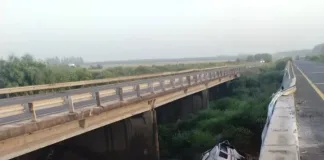 Camión brasileño perdió el control y cayó al río en la RN 14